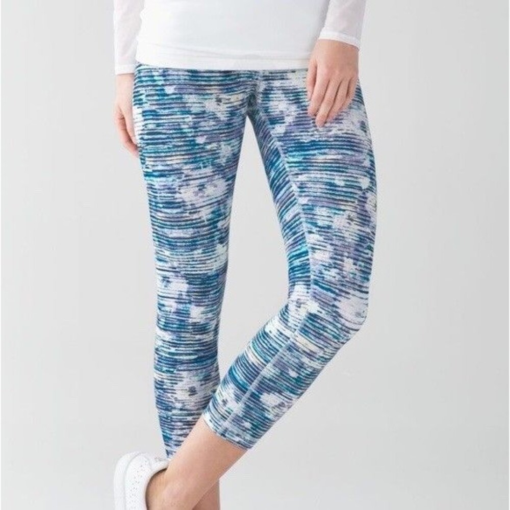 Lululemon Size 4 Wunder Under Crop Leggings High Rise 21” Blue Printed